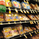 Imagen para el artículo titulado Qué significan realmente las etiquetas con las fechas de caducidad de los alimentos (y cómo saber si puedes comer algo)